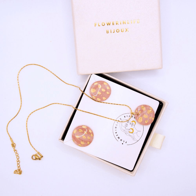 Collier bohème pendentif marbré rose pâle et doré fait main