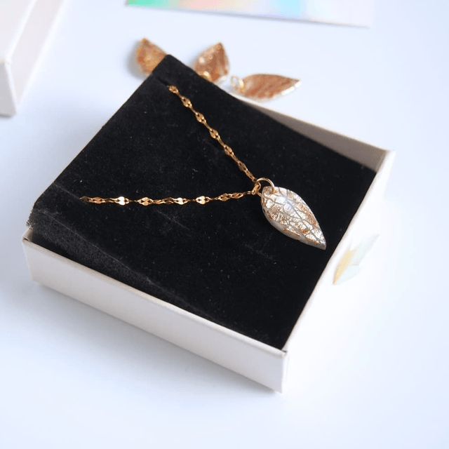 Collier artisanal en acier inoxydable avec pendentif goutte effet craquelé doré