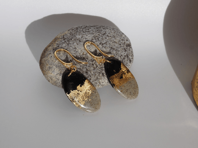 Boucles d'oreilles noires pendantes chic
