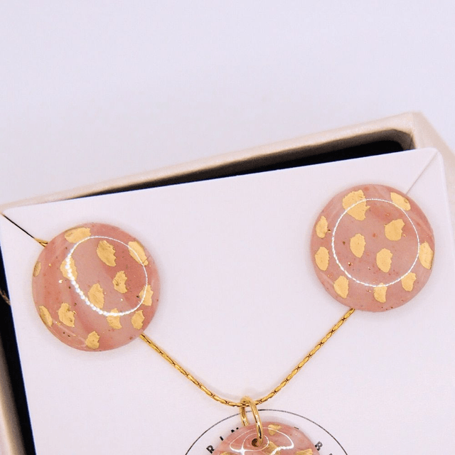 Boucles d’oreilles clous rose pâle et doré