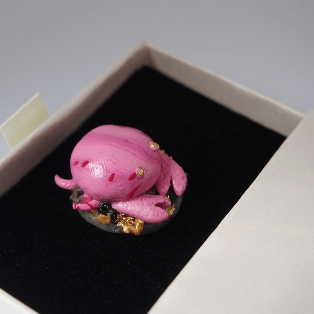Broche crabe rose artisanale 