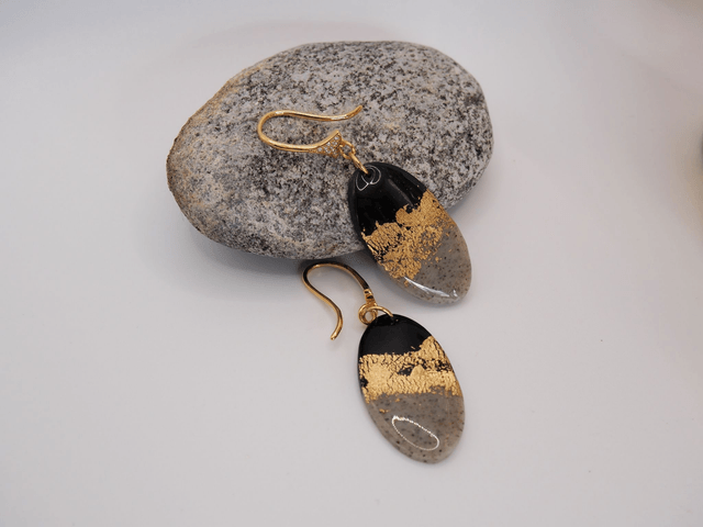 Boucles d'oreilles noires pendantes chic