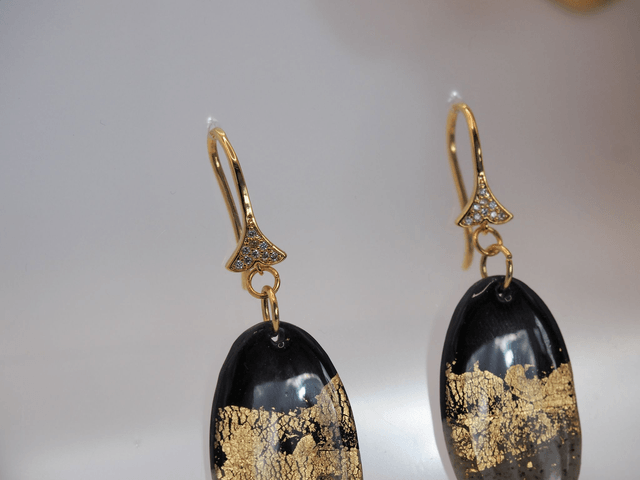 Boucles d'oreilles noires pendantes chic