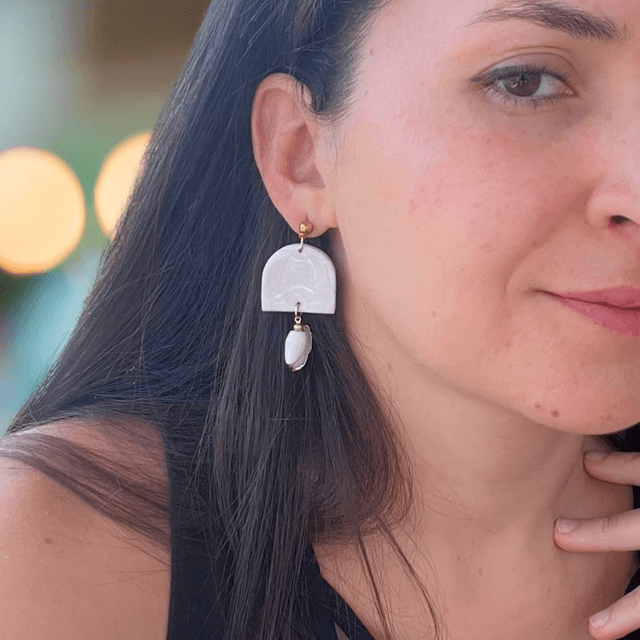 Boucles d'oreilles pendantes fait main  blanc nacré  acier inoxydable 