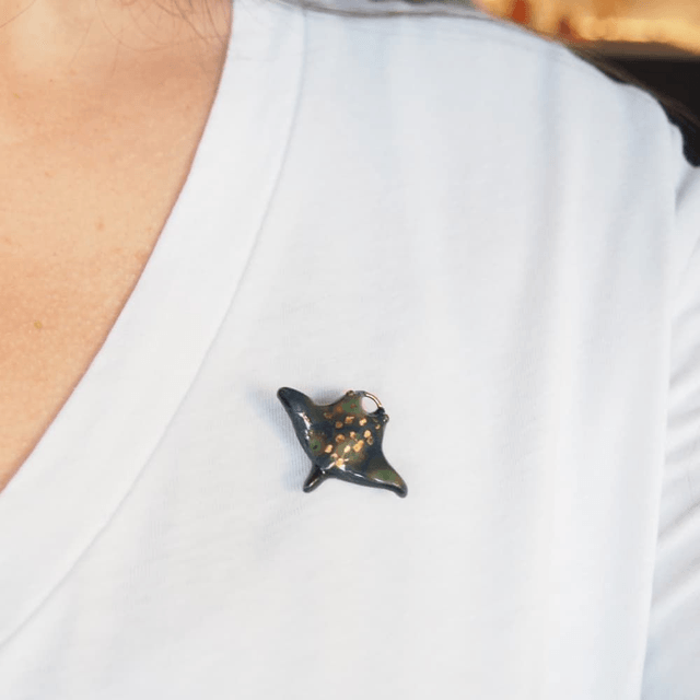 Broche raie léopard 