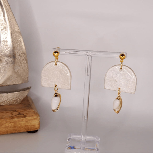 Boucles d'oreilles pendantes fait main  blanc nacré  acier inoxydable 