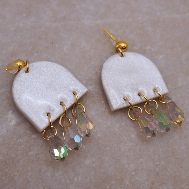 Boucles pendantes blanches perlées