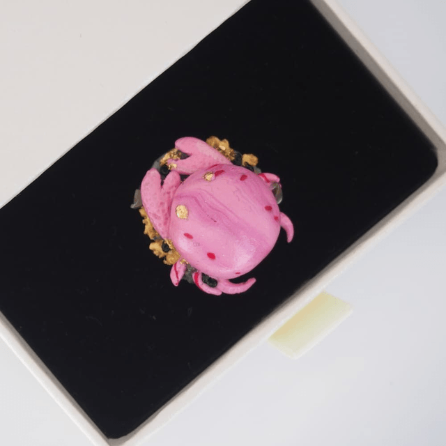 Broche crabe rose artisanale 