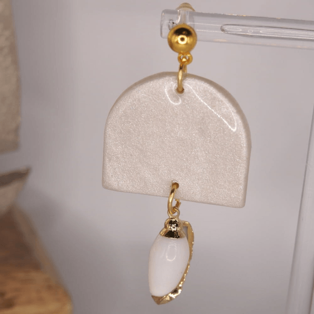 Boucles d'oreilles pendantes fait main  blanc nacré  acier inoxydable 