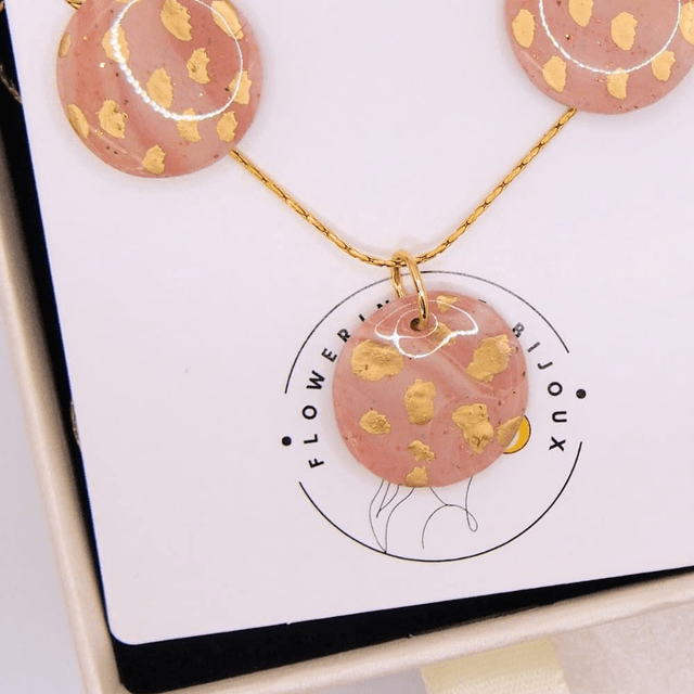 Collier bohème pendentif marbré rose pâle et doré fait main