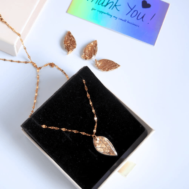Collier artisanal en acier inoxydable avec pendentif goutte effet craquelé doré