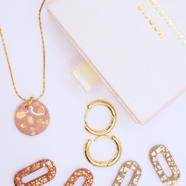 Collier bohème pendentif marbré rose pâle et doré fait main