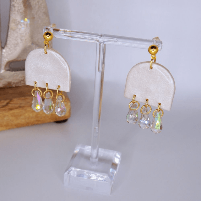 Boucles pendantes blanches perlées