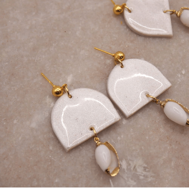 Boucles d'oreilles pendantes fait main  blanc nacré  acier inoxydable 