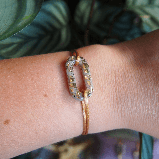 Bracelet artisanal cordon coulissant doré fait main effet pierre craquelé