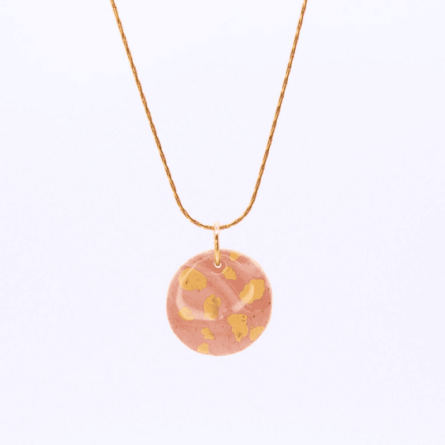 Collier bohème pendentif marbré rose pâle et doré fait main