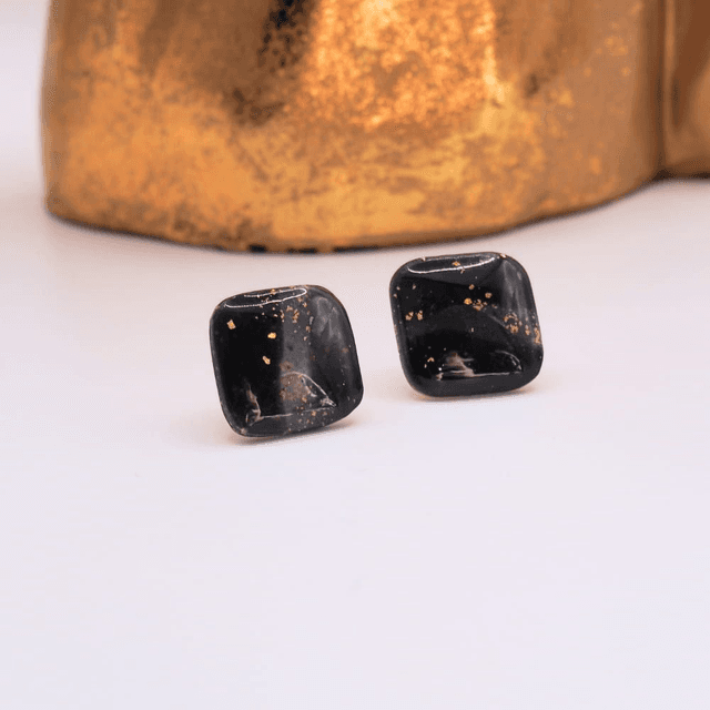 Mini boucles d&#039;oreilles fait main noir marbré carré hypoallergéniques
