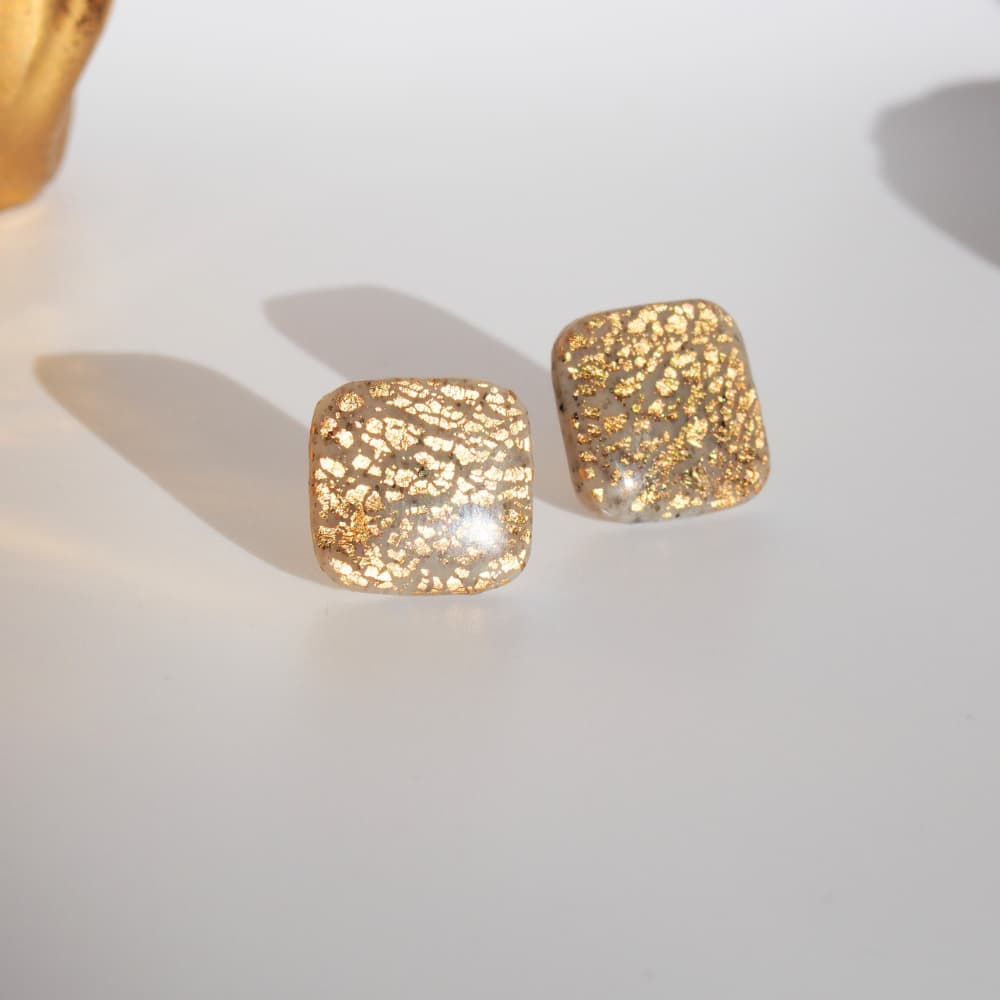 Petites boucles d'oreilles discrètes faits main carrées pour compléter votre collier